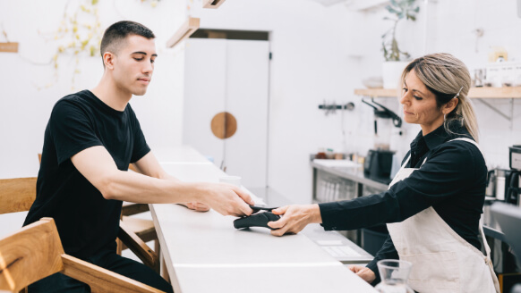 Mobiles POS Terminal im einsatz im Café