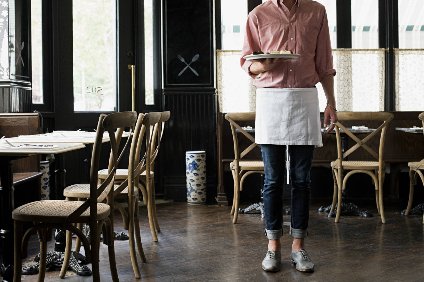 Restaurantbesitzer steht alleine im Restaurant