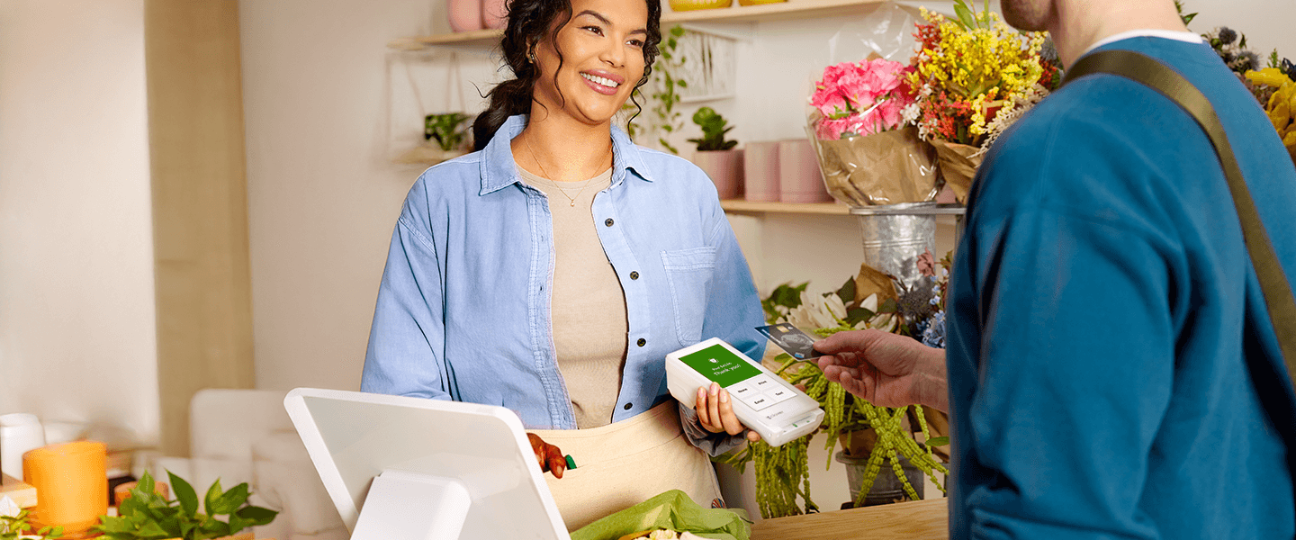 Kunden in einer Eisdiele, die einen Clover-Automaten verwenden, um mit der Kartenzapffunktion zu bezahlen