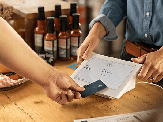 Händler der einen Clover Mini Touchscreen bedient