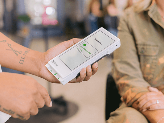 Händler der einen Clover Mini Touchscreen bedient